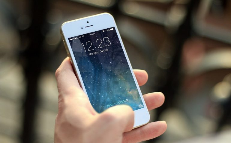 iPhoneを操作する人の手