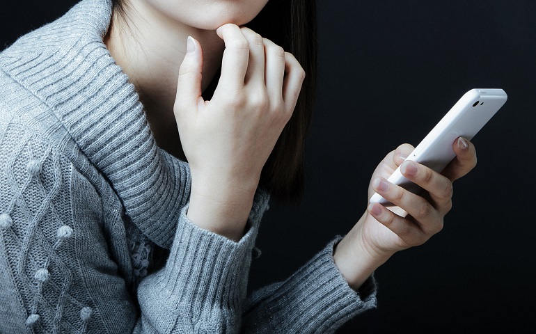 考える女性
