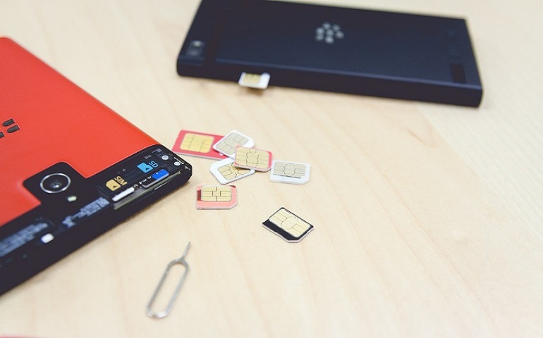 SIMを入れ替えるスマホ