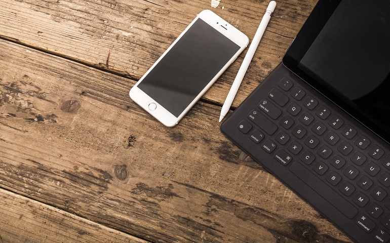 机の上にあるスマホ