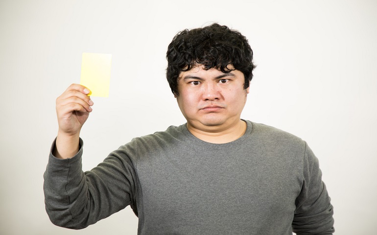 注意を促す男性