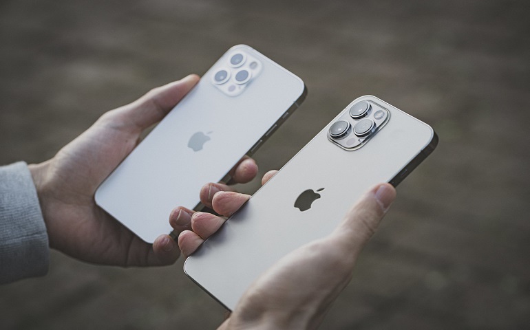 スマホを見比べる手元