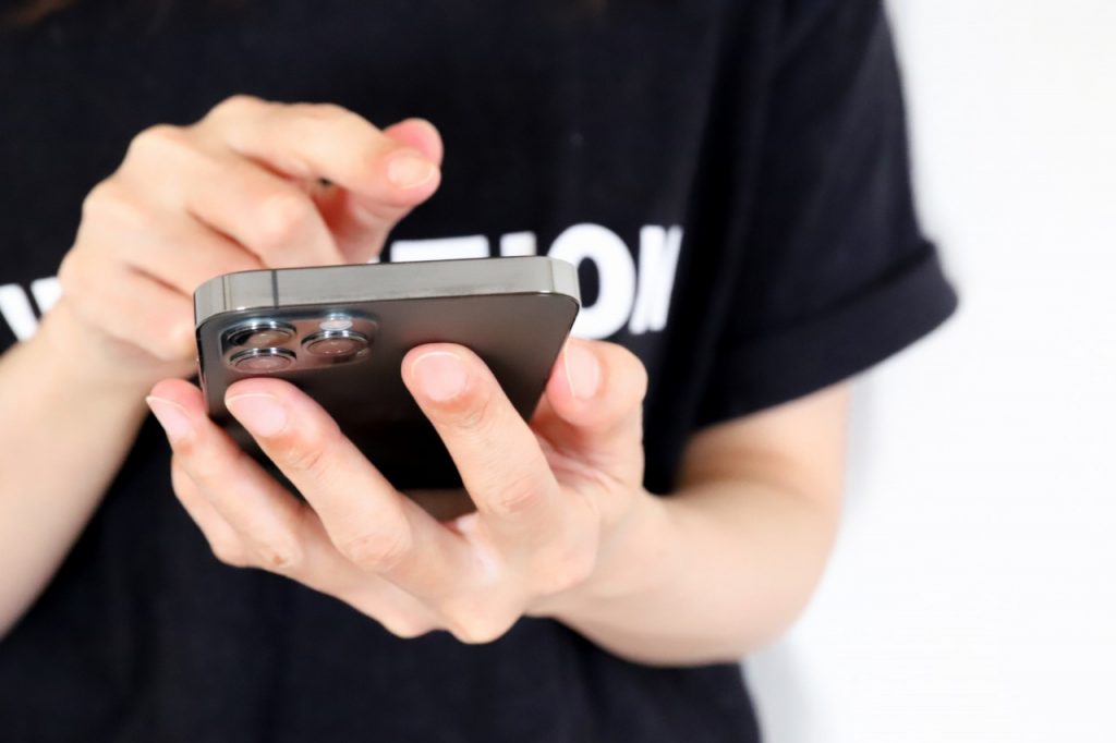 スマホを持つ男性