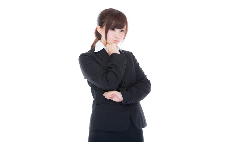 悩む女性