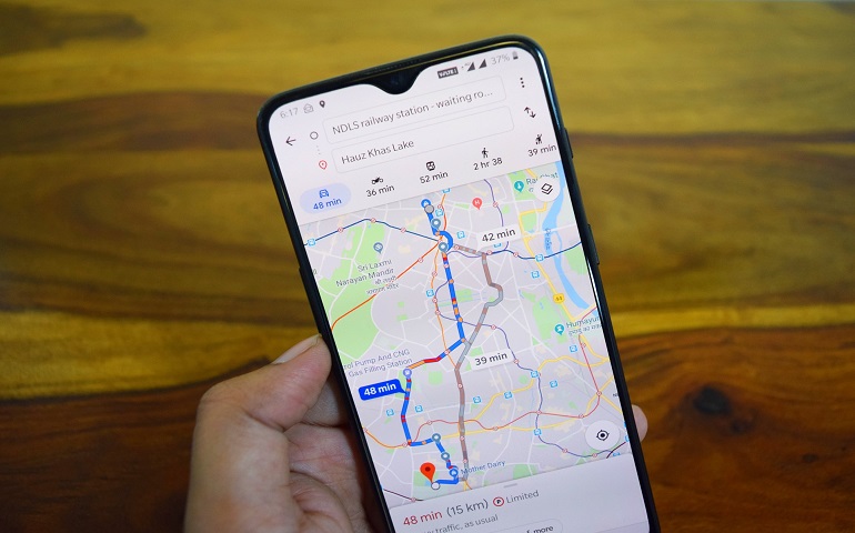 マップを表示するスマートフォン
