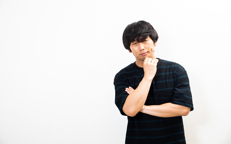 疑問を浮かべる男性