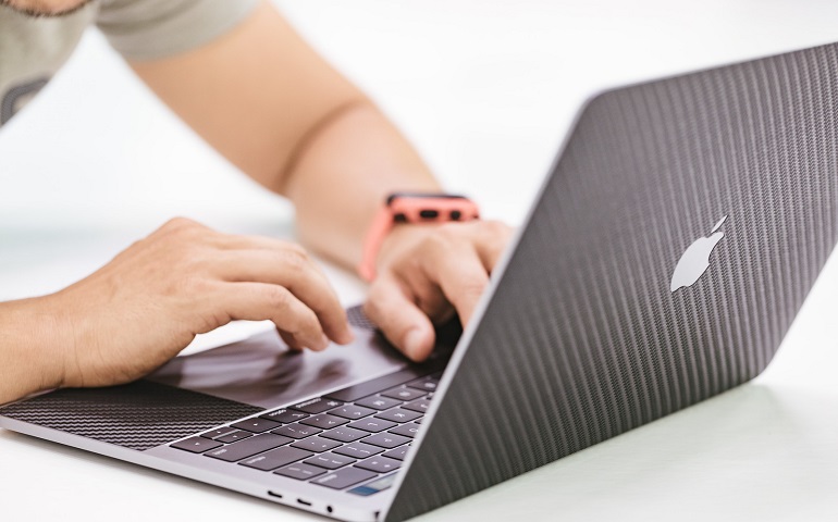 パソコンで申し込みをする様子