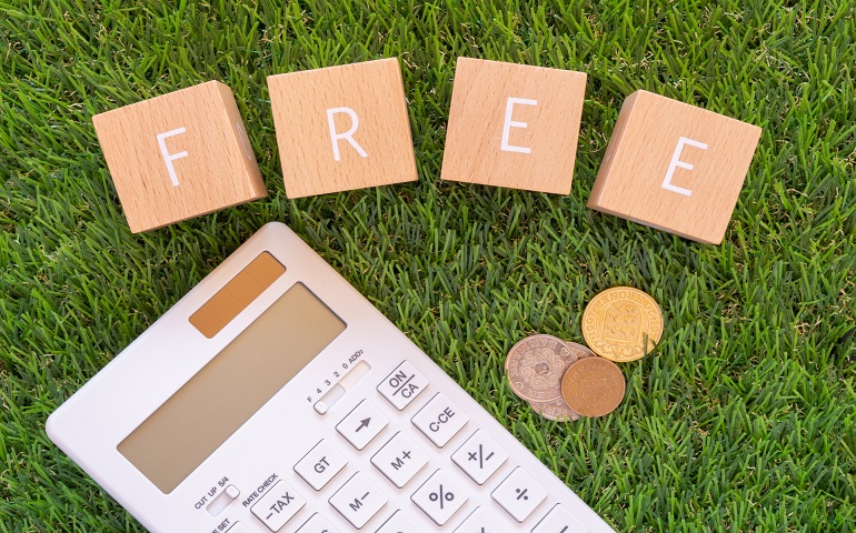 FREEの文字が書かれたキューブと電卓