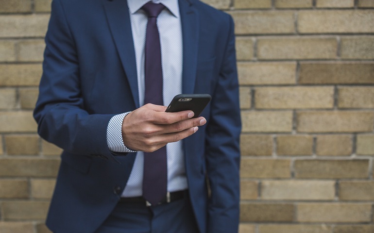 スマホを操作する男性の手元